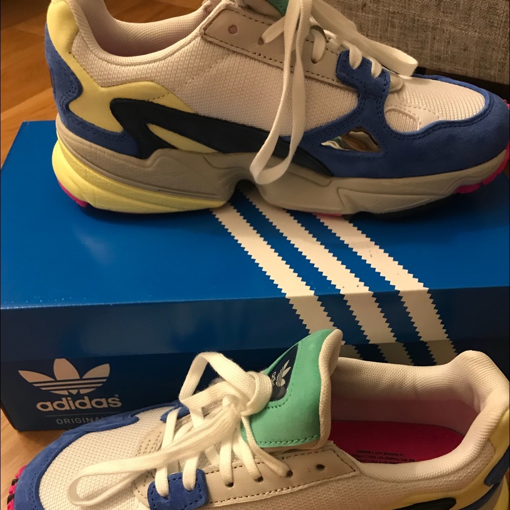 Adidas Falcons Women’s- Size 6